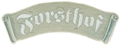 Schild mit dem Schriftzug „Forsthof“ in elegantem Design, umgeben von Natur.
